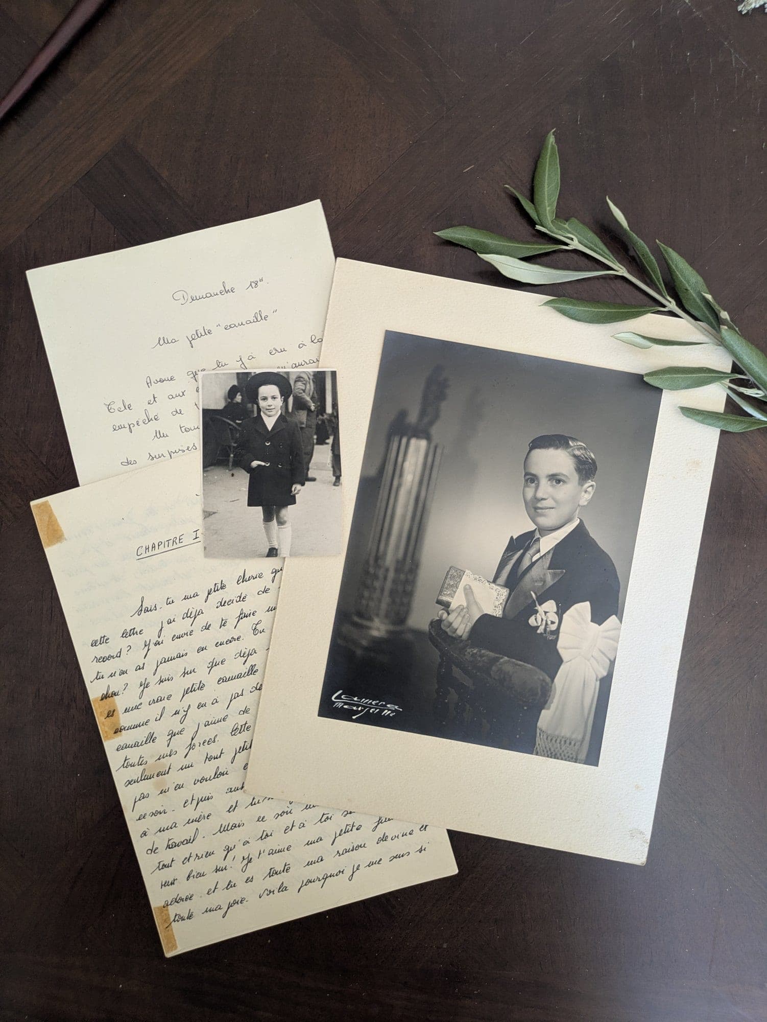 Photographies et lettres anciennes conservées dans des archives familiales